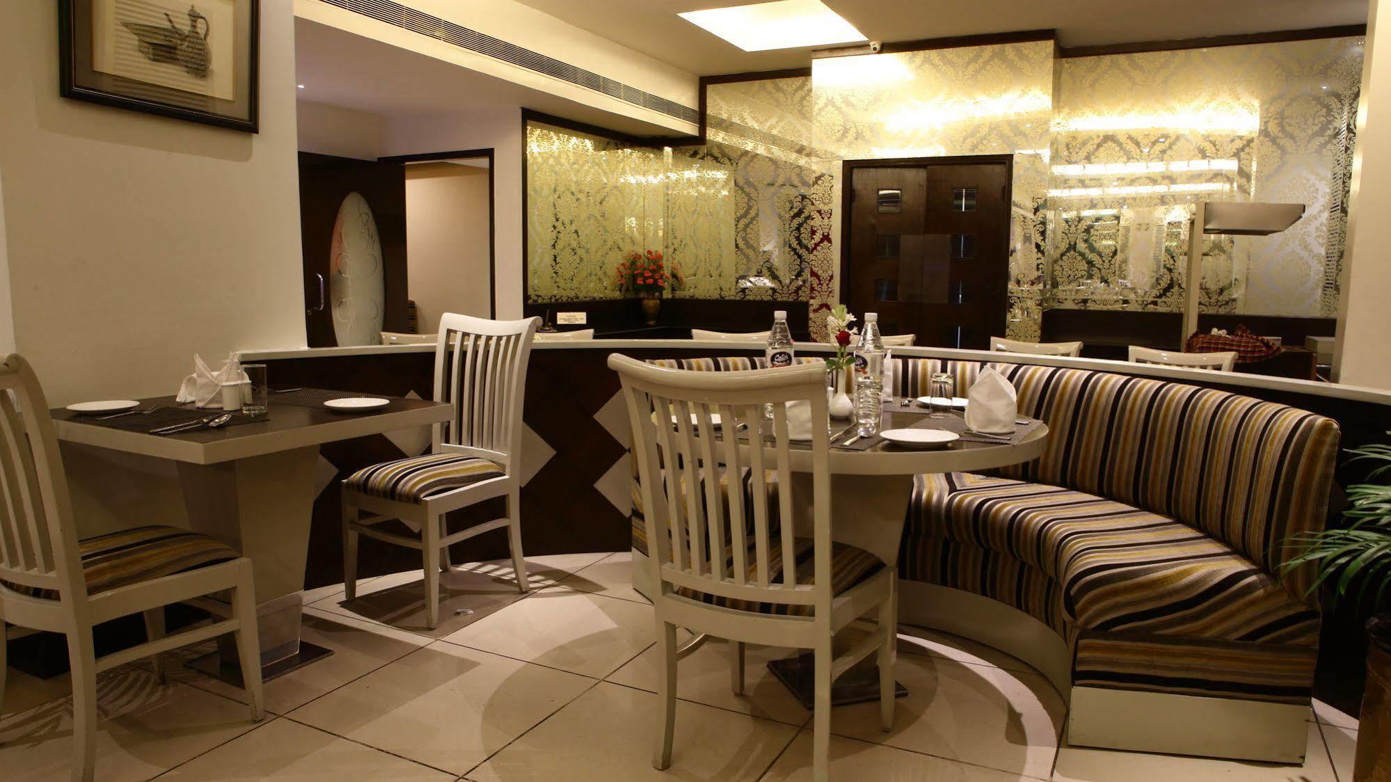 Gemini Continental, Hazratganj Hotel Lucknow Eksteriør billede