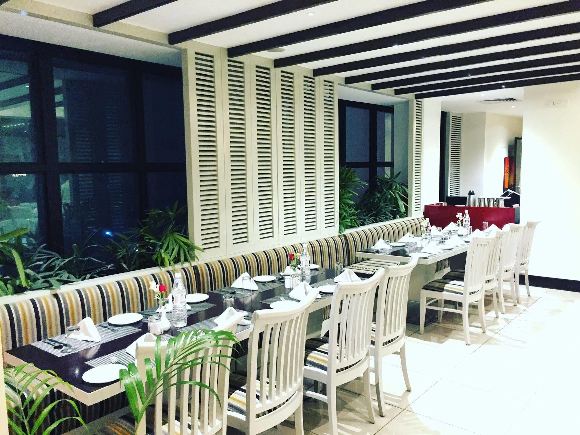 Gemini Continental, Hazratganj Hotel Lucknow Eksteriør billede