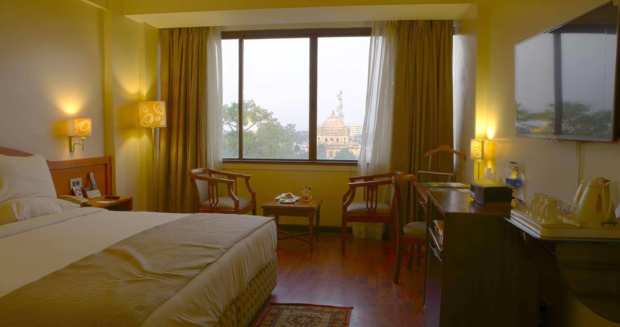 Gemini Continental, Hazratganj Hotel Lucknow Eksteriør billede