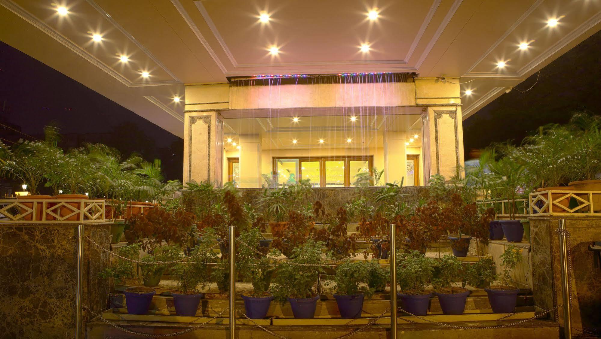 Gemini Continental, Hazratganj Hotel Lucknow Eksteriør billede