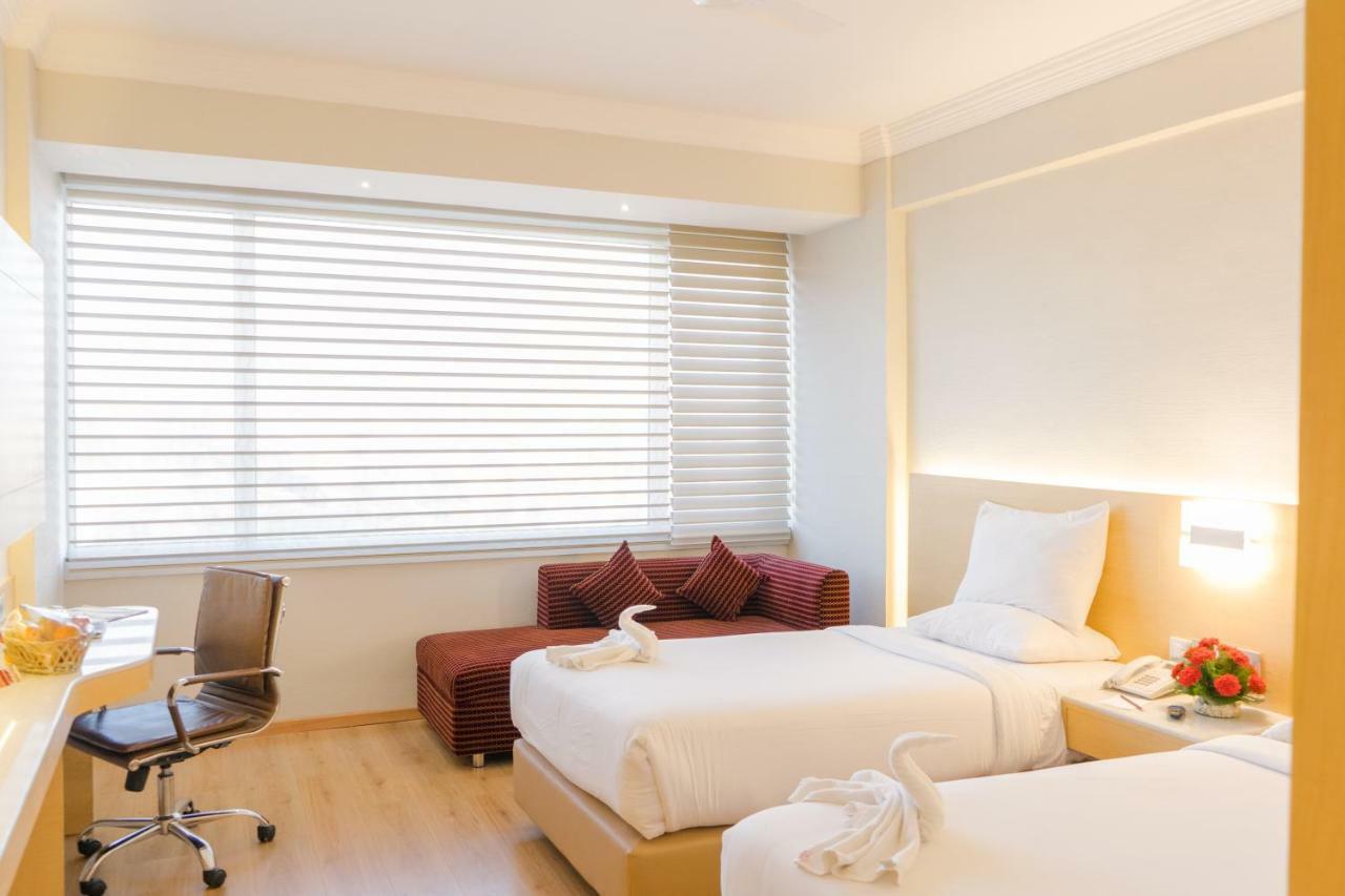 Gemini Continental, Hazratganj Hotel Lucknow Eksteriør billede